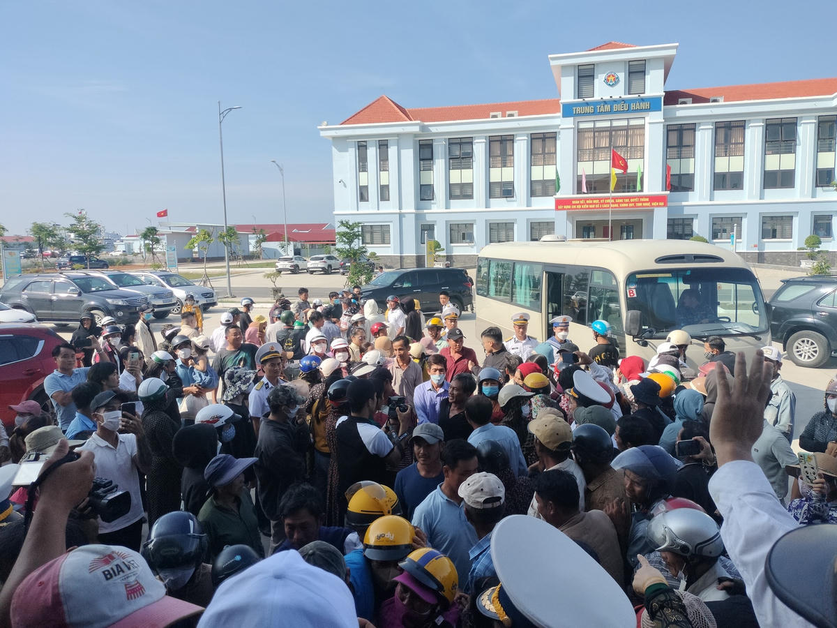 Rất đông người thân đón chờ ngư dân gặp nạn trên biển trở về.