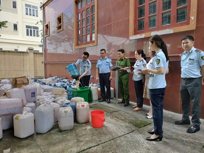 Lực lượng chức năng tiến hành tiêu hủy hàng hóa nhập lậu.
