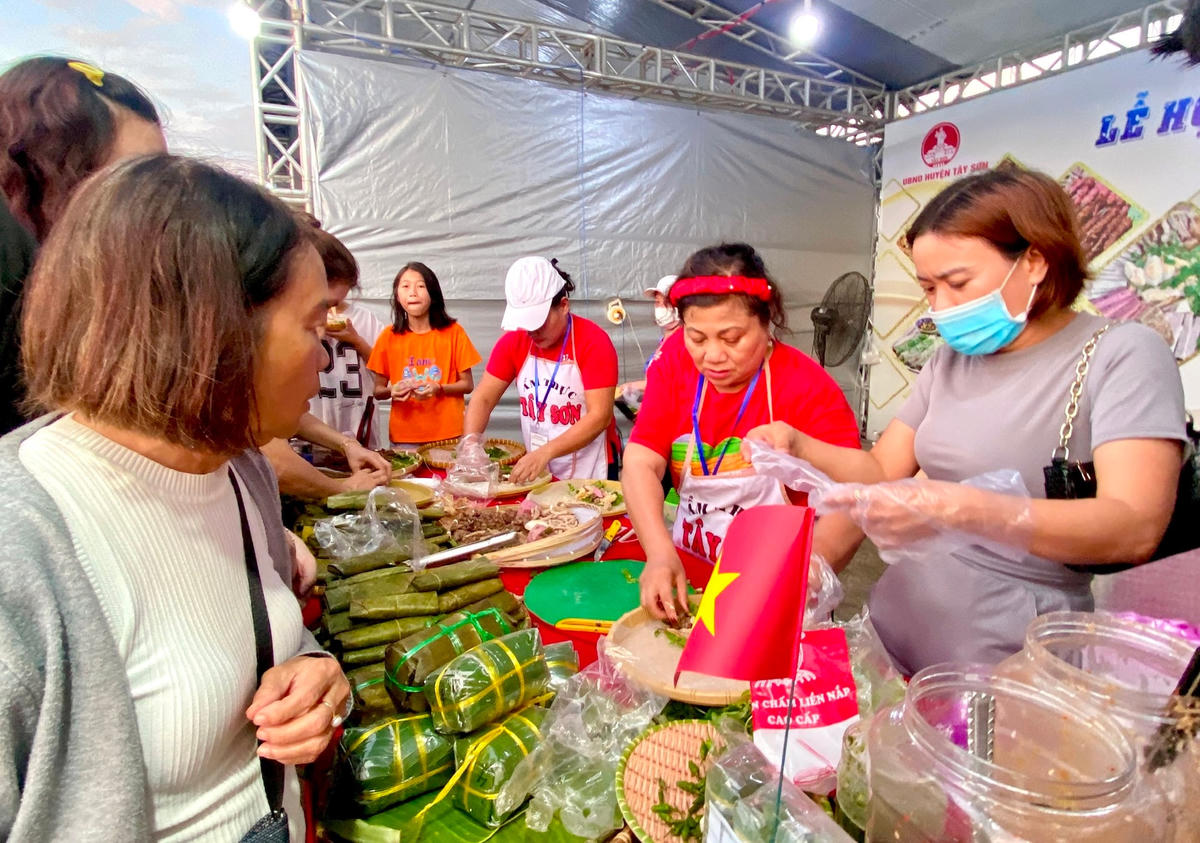 Du khách thích thú thưởng thức món ăn tại quầy ẩm thực Tây Sơn, Bình Định (1)