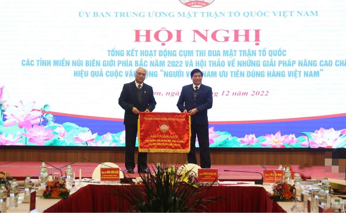 Trao cờ luân lưu cho đơn vị Cụm trưởng cụm thi đua các tỉnh miền núi biên giới phía Bắc năm 2023.