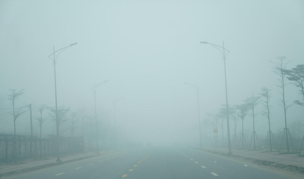 Khoảng hơn 8h sáng, sương mù dày đặc vẫn bao phủ nhiều tuyến đường của thành phố Hà Tĩnh.