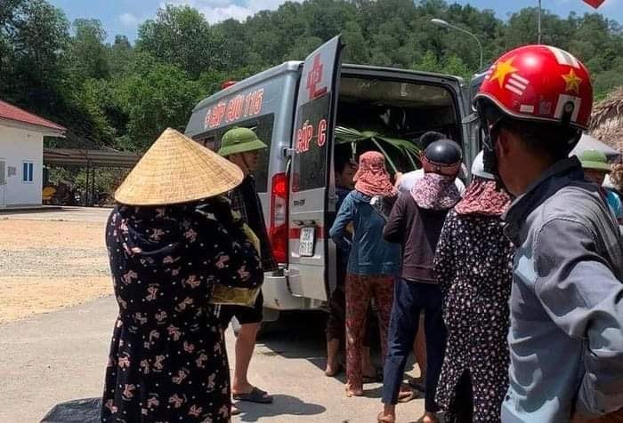 Thi thể nạn nhân được bàn giao cho gia đình mai táng theo phong tục địa phương.
