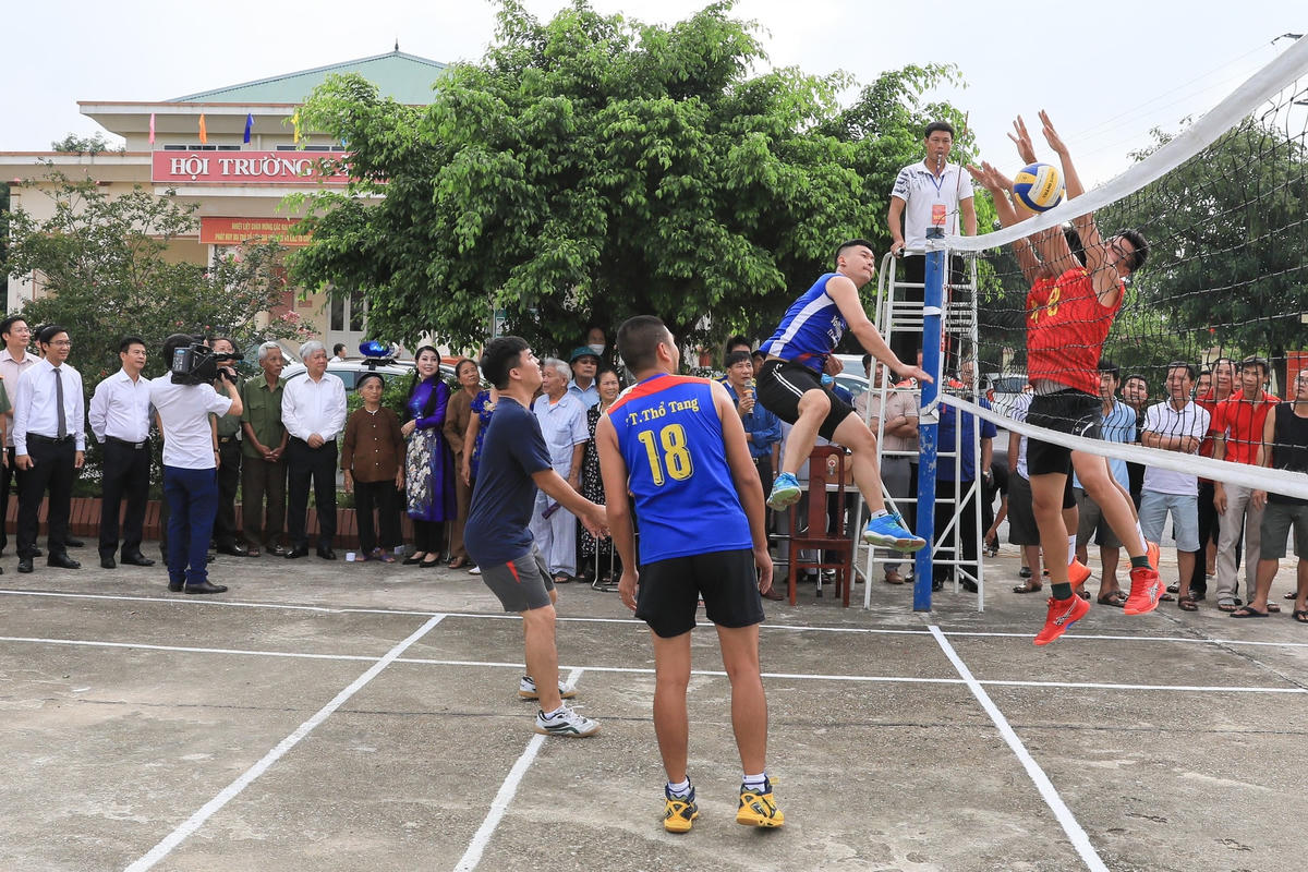 Bí thư Trung ương Đảng, Chủ tịch UBTƯ MTTQ Việt Nam Đỗ Văn Chiến cùng hòa chung không khí của trận giao hữu bóng chuyền với bà con nhân dân xã Tam Phúc, huyện Vĩnh Tường, tỉnh Vĩnh Phúc.