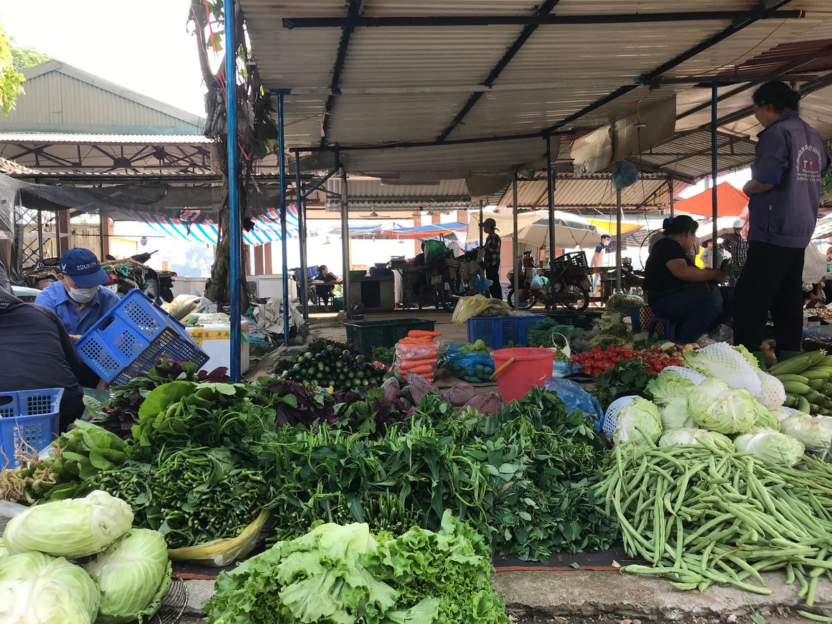Giá cả các mặt hàng rau quả ở các chợ Hà Nội vẫn ở mức cao. Ảnh: Việt Khánh.  