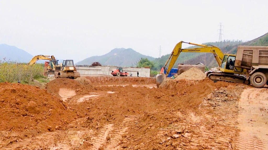 Các nhà thầu đang khẩn trương thi công xây dựng hệ thống cấp nước sạch tập trung tại xã Kỳ Thượng (TP Hạ Long). Ảnh: Hoàng Nga.