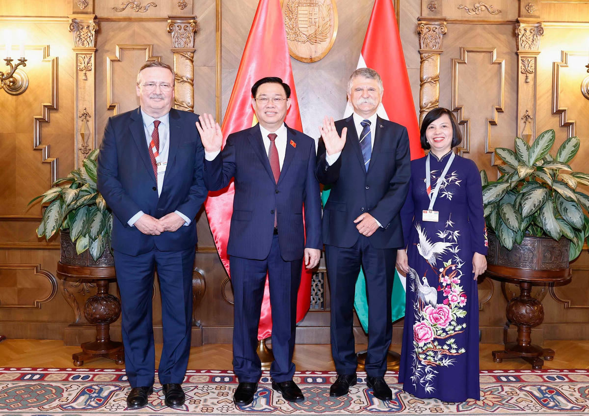 Chủ tịch Quốc hội Hungary đón, hội đàm với Chủ tịch Quốc hội Vương Đình Huệ. Ảnh: TTXVN.