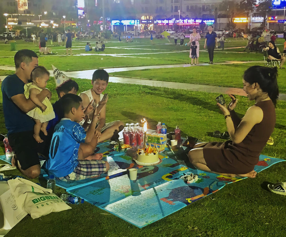 Anh Đ.N. Thạch (người dân phường Trần Hưng Đạo) vui vẻ chia sẻ: “Tôi thường đưa các bé và gia đình đến chơi 1 đến 2 lần mỗi ngày. Ở đây rất rộng rãi, thoáng mát, là nơi trẻ con vui chơi, giải trí rất lành mạnh, các con có thể thỏa sức vui đùa sau giờ học mệt mỏi”.