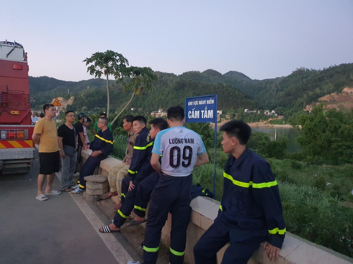 Lực lượng cứu hộ tìm kiếm nạn nhân