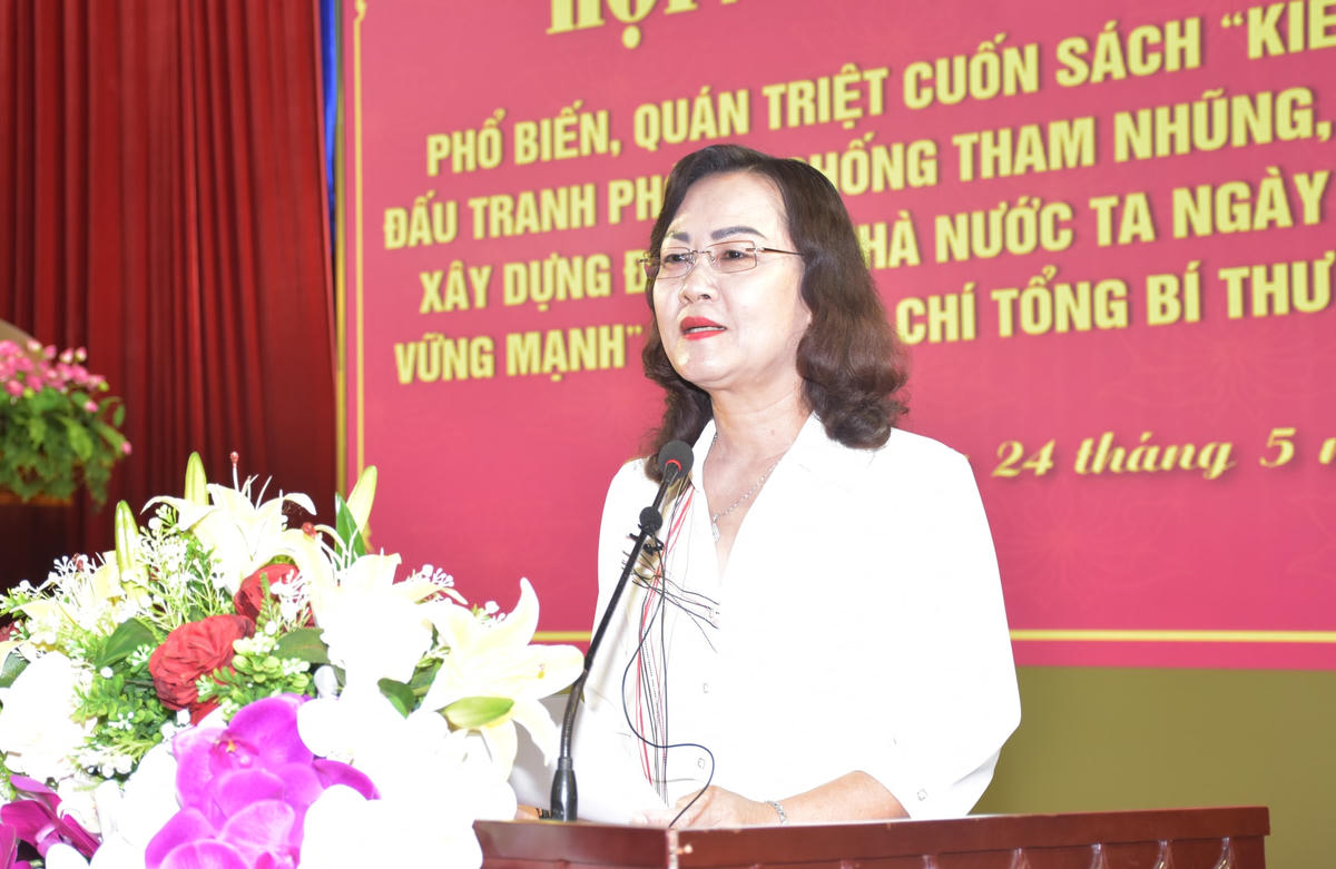 Phó bí thư thường trực Tỉnh uỷ Bạc Liêu Lê Thị Ái Nam phát biểu tại hội nghị.