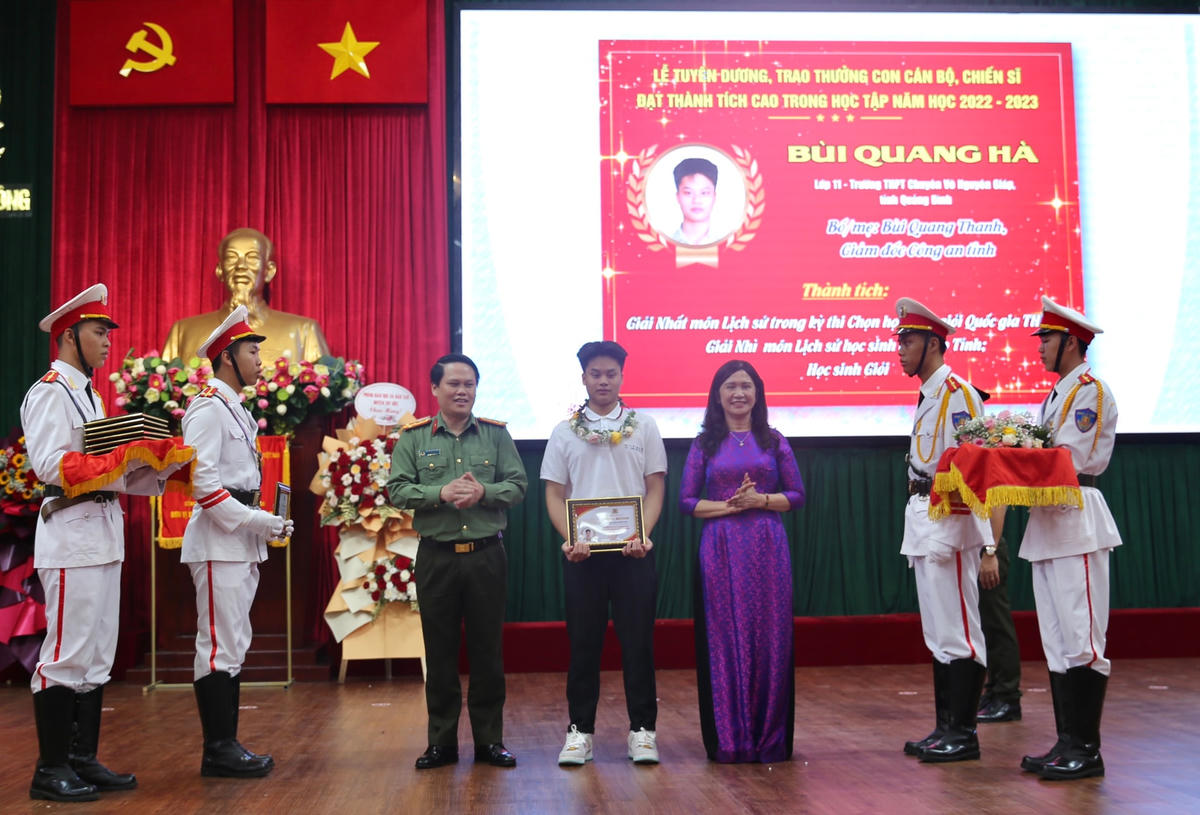 Đắk Nông: Gần 800 học sinh con CBCS Công an được tuyên dương, trao thưởng