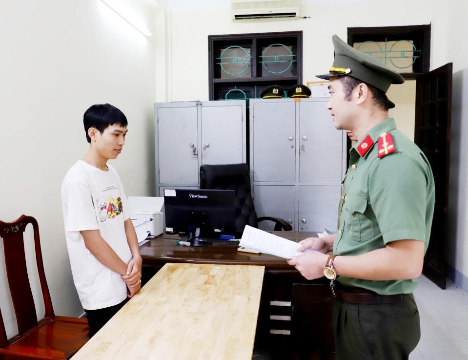 Đối tượng Thái Văn Huy bị khởi tố về hành vi đánh bạc. 