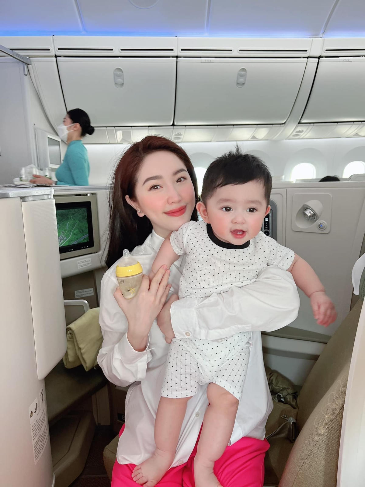 Sau khi lên xe hoa với doanh nhân Phan Lĩnh, nữ ca sĩ tất bật với vai trò vừa làm vợ, vừa làm mẹ. 