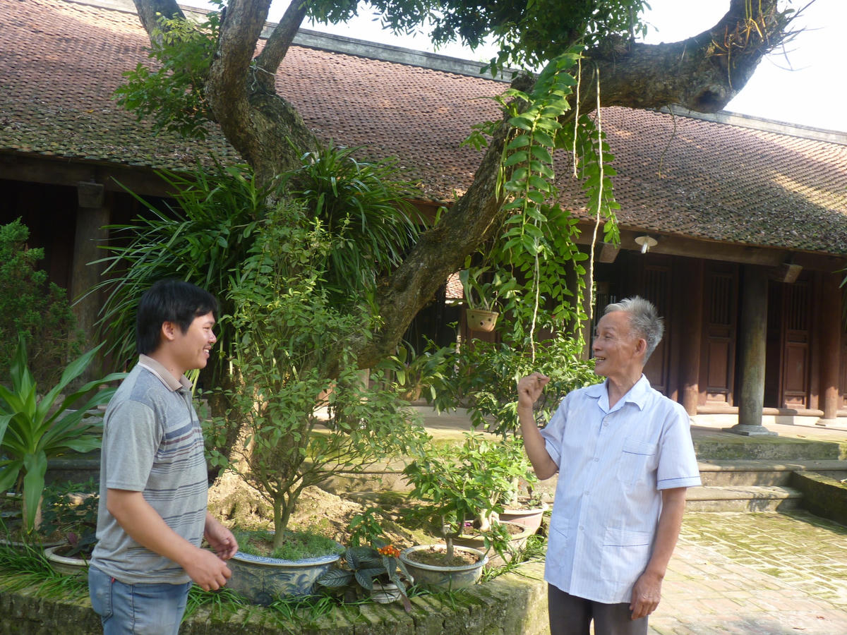 Ông Nguyễn Thanh Tùng trước Từ đường nhà thơ Nguyễn Khuyến ở Hà Nam.  