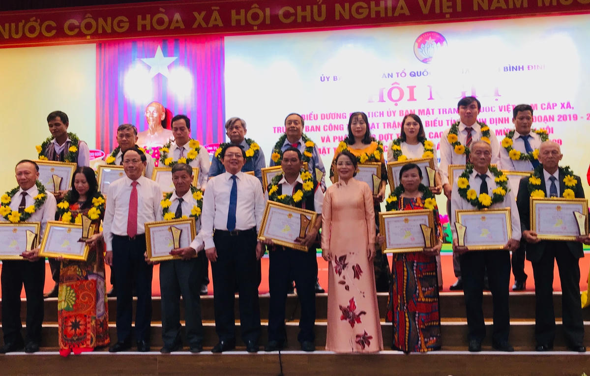Trao tặng Bằng khen biểu dương các cán bộ Mặt trân cơ sở tiêu biểu.