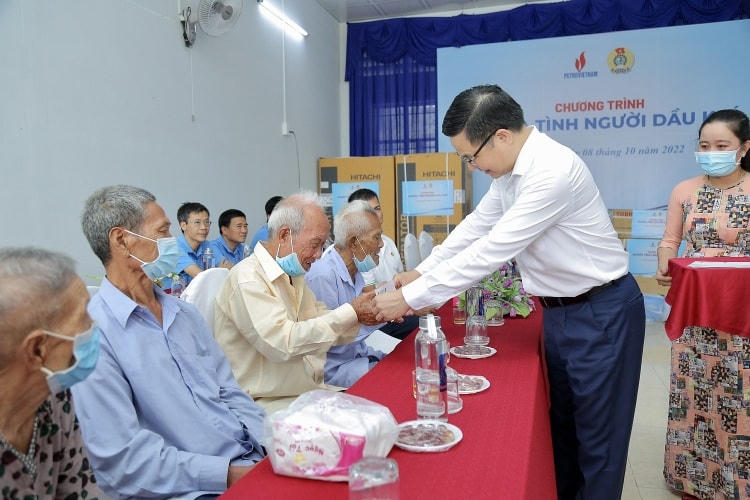 Nhiều suất quà ý nghĩa trao đến Trung tâm Bảo trợ xã hội tỉnh Cà Mau