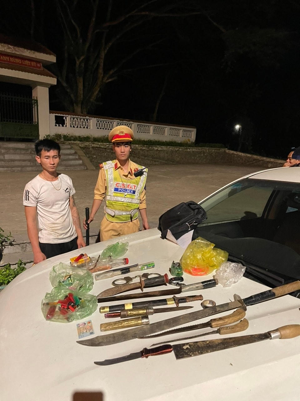 Số hung khí được phát hiện trên xe khách biển Ninh Bình.