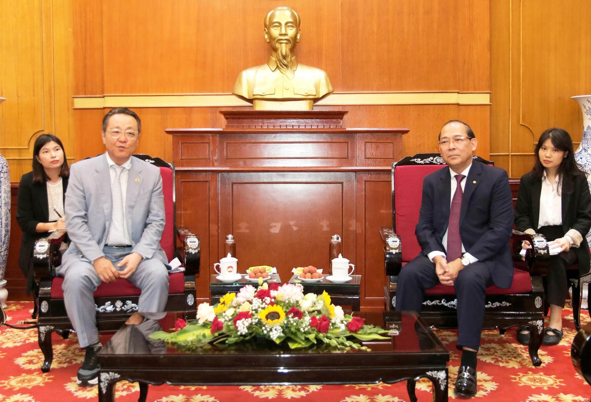 Phó Chủ tịch Hoàng Công Thủy trò chuyện cùng ông Chang Ho Ick, Chủ tịch Hội những người Hàn Quốc yêu Việt Nam.