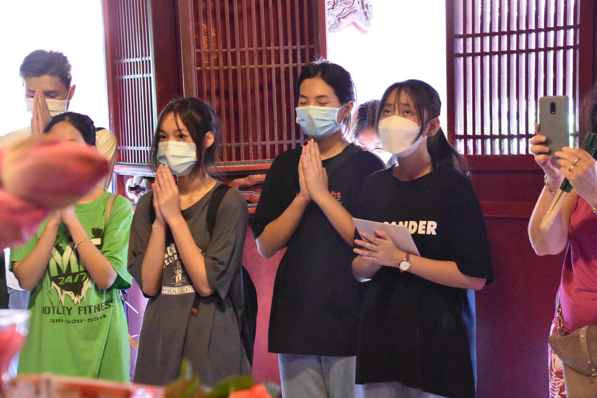 Đinh Hoàng Hà My (THCS Chu Văn An - Thanh Trì) cho biết: "Chúng em đã dâng lễ ở các ban trong Văn Miếu với mong muốn cầu may, xin vía để tự tin thể hiện hết sức mình trong kì thi sắp tới". Hà My cũng chia sẻ đã ôn tập rất kĩ càng những kiến thức đã có, em tự tin đến 80 % sẽ đỗ được vào trường cấp 3 mình mong muốn.  
