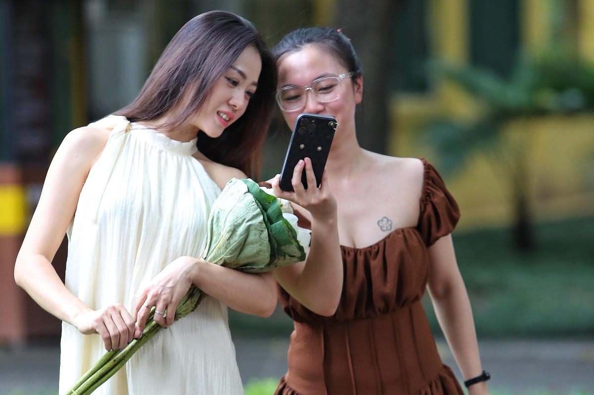Bởi vậy, mà ngay đầu Thu, nhiều chị em đã chuẩn bị váy áo đẹp để đến chụp ảnh cùng với còn đường được coi là lãng mạn nhất Thủ đô.