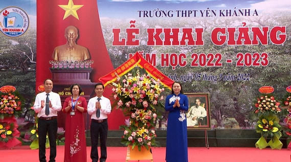Bí thư Tỉnh ủy Nguyễn Thị Thu Hà đánh giá cao kết quả mà nhà trường đã đạt được trong năm vừa qua.