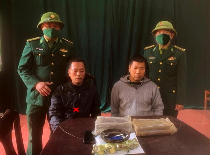 Thuyền trưởng Nguyễn Văn Biên và thuyền viên Nguyễn Văn Cường cùng tang vật thuốc nổ.