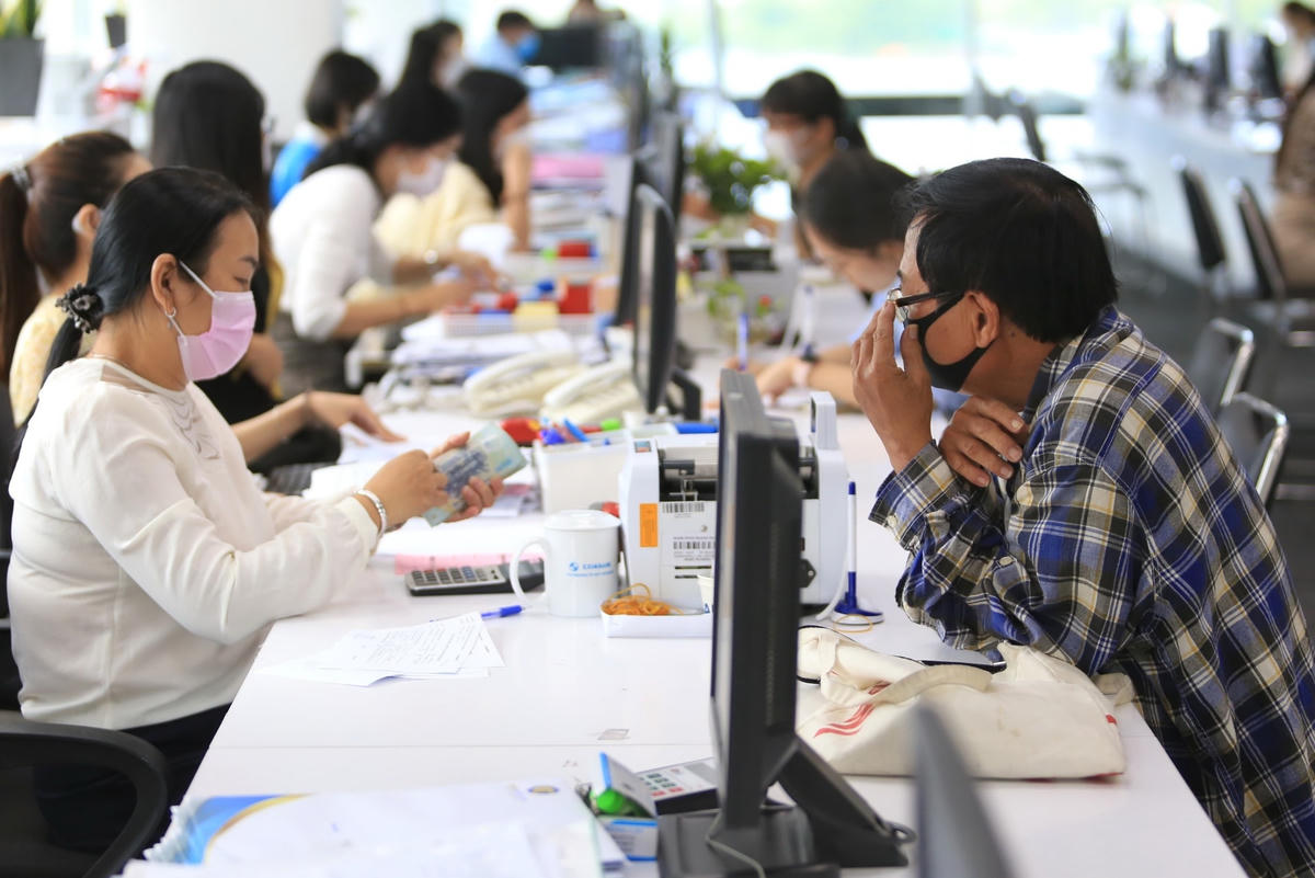 Cả người dân lẫn doanh nghiệp đều cần vay vốn ngân hàng lãi suất thấp. Ảnh: NHẬT THỊNH.