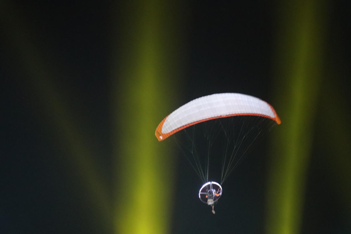 [ẢNH] Hàng vạn người đổ về lễ hội du lịch biển Hải Tiến