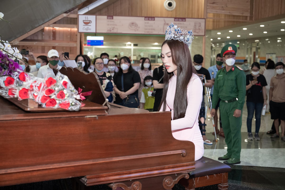Hoa hậu Mai Phương tri ân các 'nữ chiến sĩ áo trắng' nhân ngày 20-10