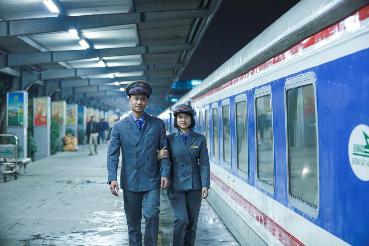 Vợ chồng anh chị Phạm Đình Trưởng (trưởng tàu phụ trách an toàn) và Trương Thị Phương (nhân viên khách vận) trước giờ tàu khởi hành. 