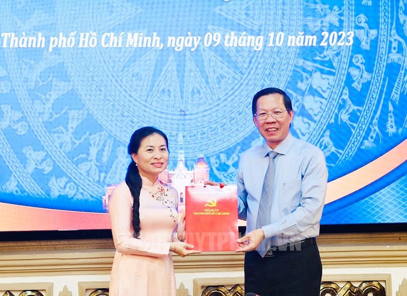 Chủ tịch UBND TP HCM Phan Văn Mãi trao quyết định cho bà Phan Kiều Thanh Hương. (Ảnh:Thanhuytphcm.vn)