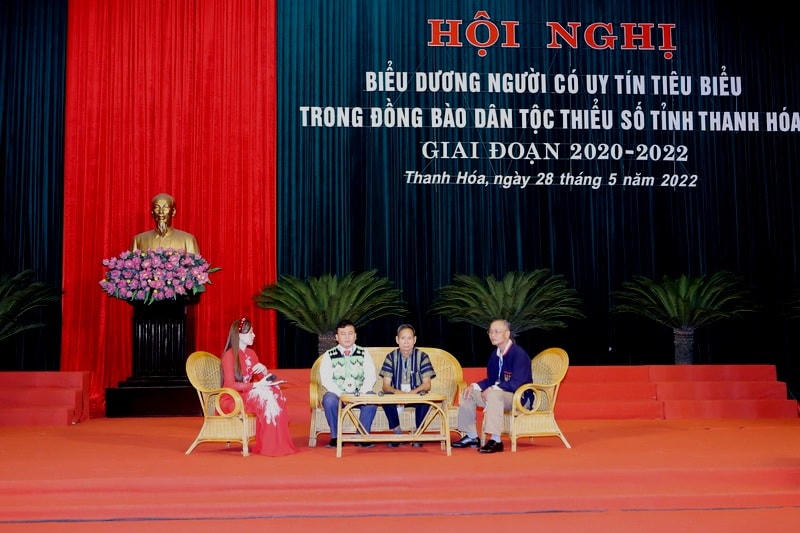 Ban tổ chức giao lưu với các điển hình người có uy tín tiêu biểu trong đồng bào dân tộc thiểu số về những cách làm hay trong tuyên truyền vận động nhân dân chấp hành chủ trương của Đảng, chính sách, pháp luật của Nhà nước.