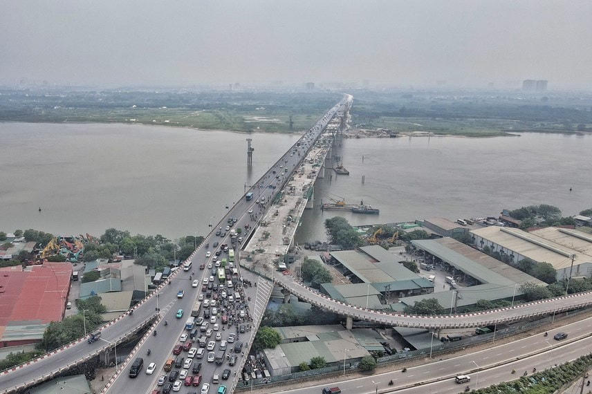 Cầu Vĩnh Tuy bắc qua sông Hồng, nối quận Hai Bà Trưng và quận Long Biên, dài 5,8 km, tổng mức đầu tư gần 3.600 tỷ đồng, khánh thành giai đoạn 1 cuối tháng 9/2010.