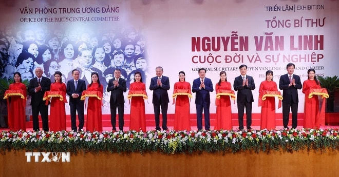 ttxvn-tong-bi-thu-to-lam-du-trien-lam-tong-bi-thu-nguyen-van-linh-cuoc-doi-va-su-nghiep-8120392-11.jpg