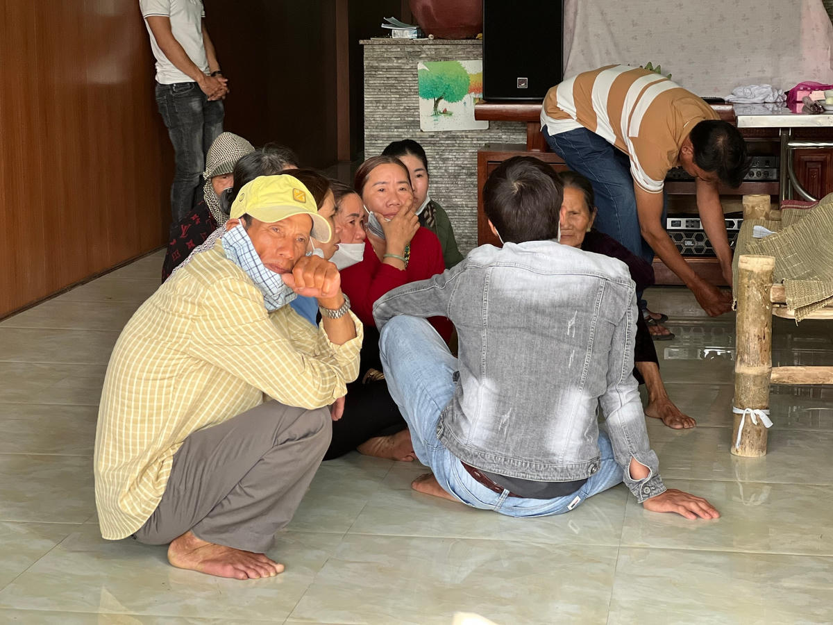 Bà con đau xót trước sự ra đi đột ngột của người thân trong gia đình.