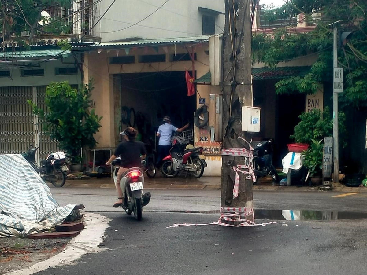 Phía đầu nút giao với tinh lộ 509, một cột điện án ngữ ngay trên khúc cua vào đường Kim Sơn.
