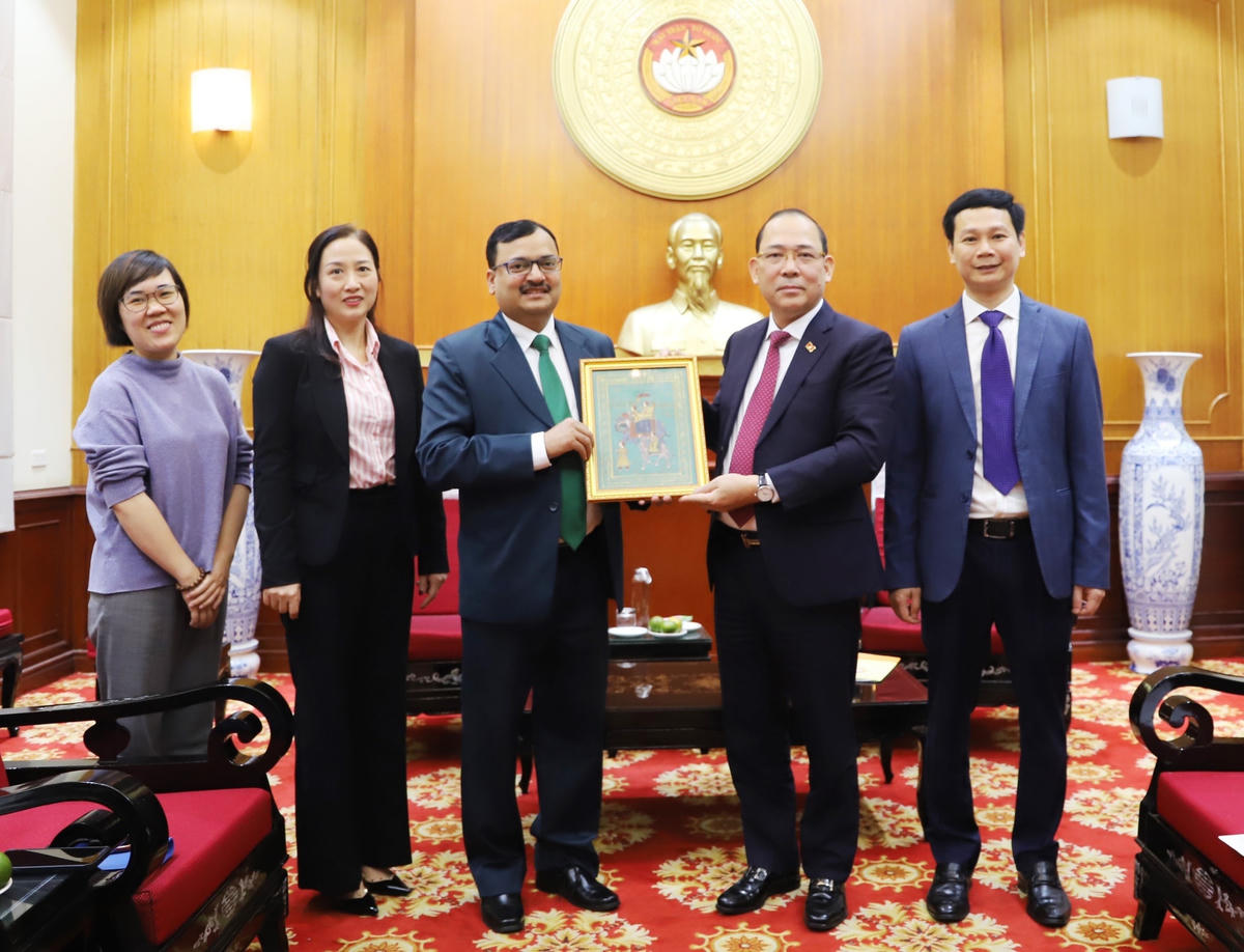Phó Đại sứ Ấn Độ Subhash Gupta tặng quà lưu niệm Phó Chủ tịch Hoàng Công Thủy