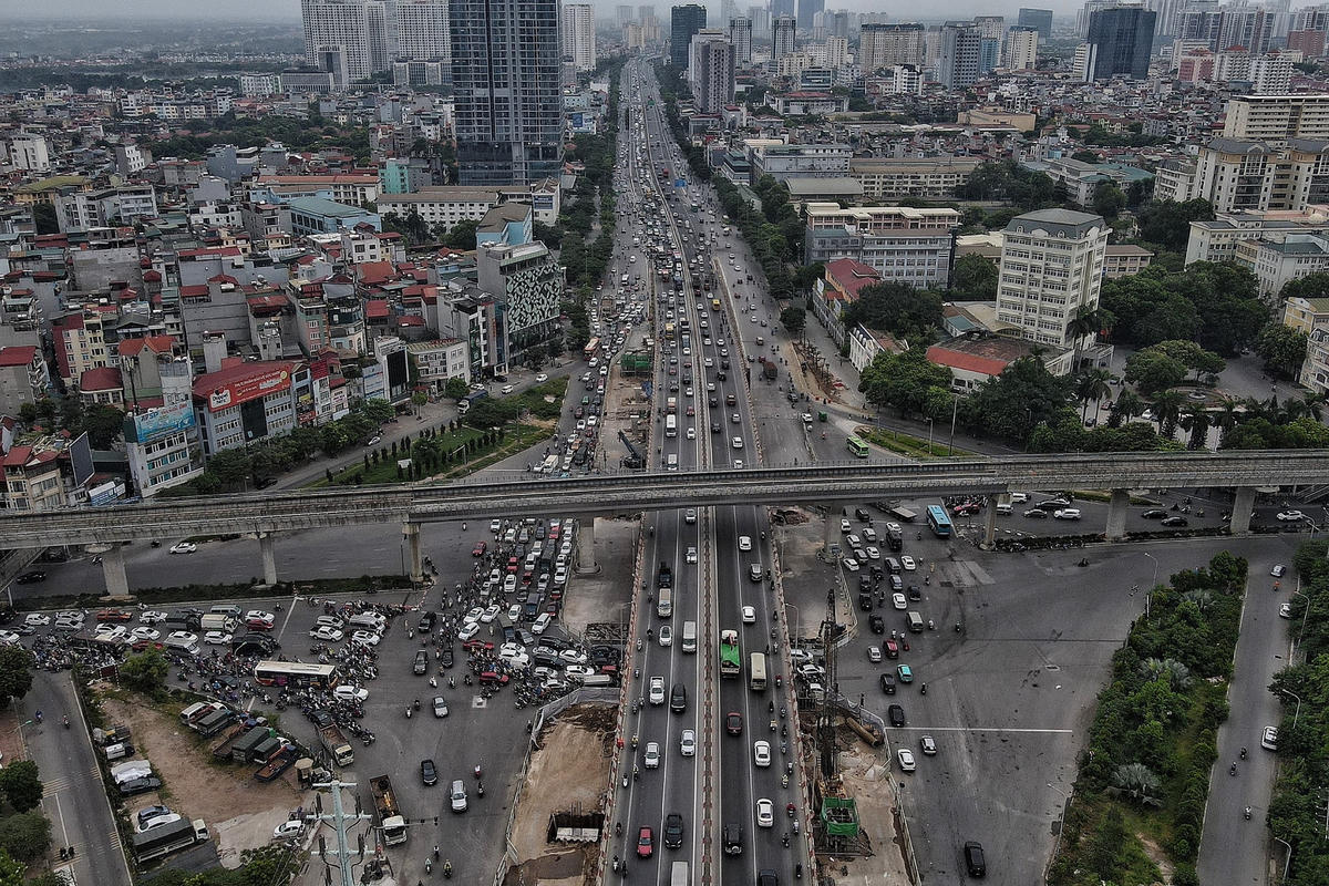 Để tránh xảy ra tình trạng ùn tắc, Sở GTVT Hà Nội sẽ cấm các phương tiện ô tô tải có trọng tải toàn bộ cho phép trên 2,5 tấn, xe khách trên 9 chỗ lưu thông qua phạm vi trung tâm nút (trừ đi qua cầu vượt Mai Dịch) từ 6 giờ đến 21 giờ.