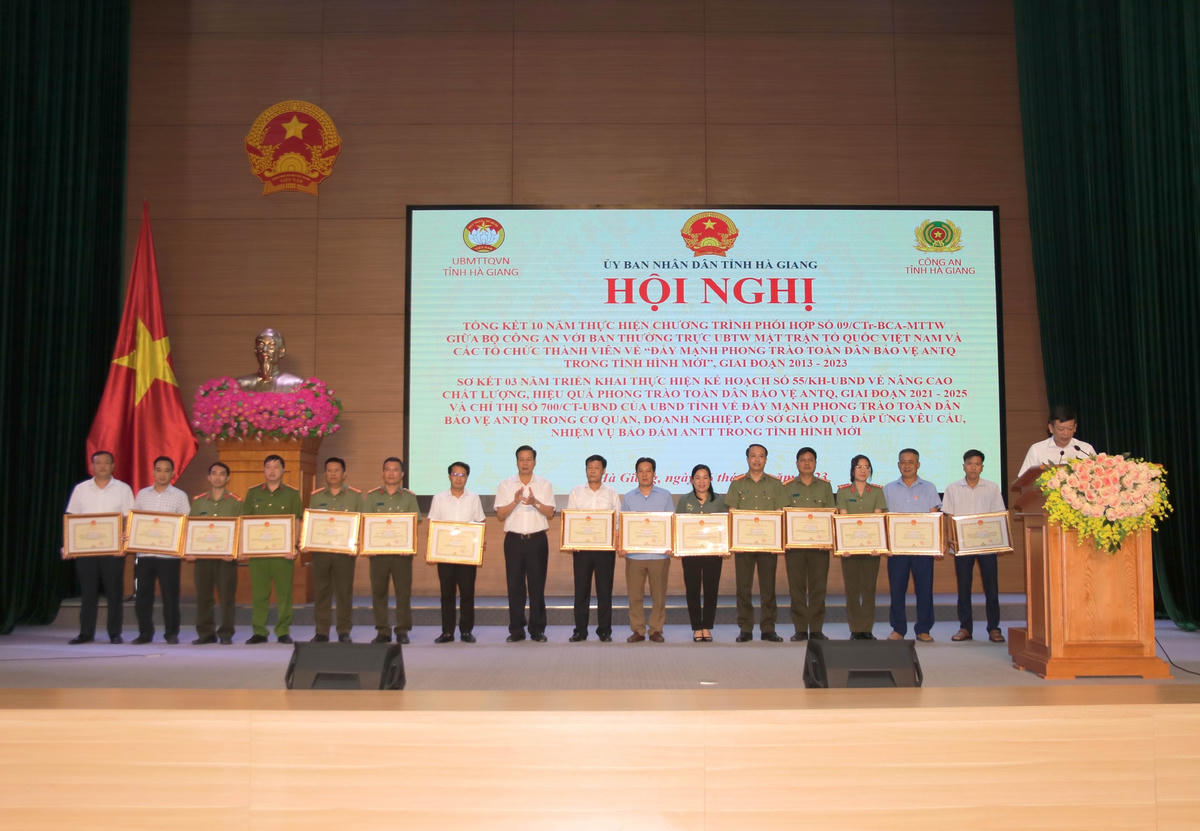 Trao Bằng khen cho các tập thể, cá nhân có thành tích xuất sắc trong thực hiện phong trào toàn dân bảo vệ an ninh Tổ quốc.