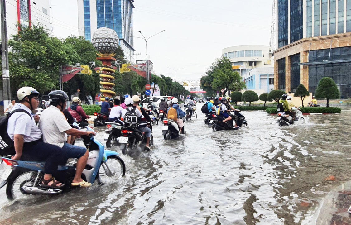 Triều cường dâng cao khiến nhiều tuyến đường TP Bạc Liêu bị ngập sâu.