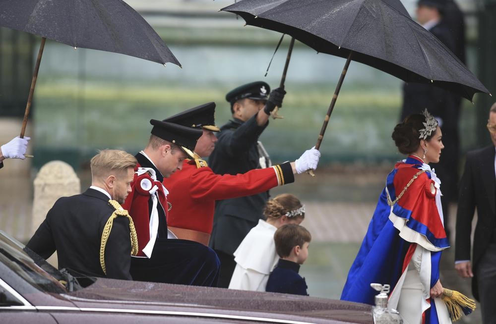Công nương xứ Wales Kate và Hoàng tử William đến Tu viện Westminster để dự lễ đăng quang của Vua Charles III.