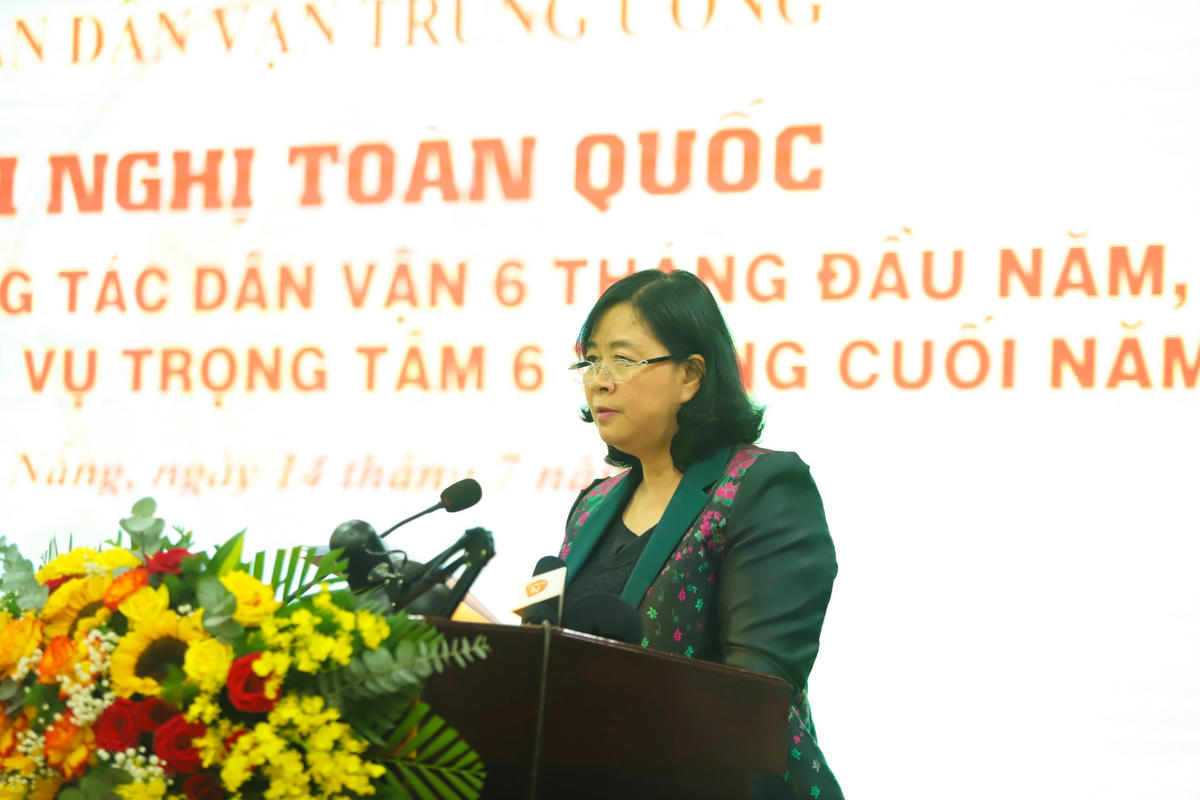 Bí thư Trung ương Đảng, Trưởng Ban Dân vận Trung ương Bùi Thị Minh Hoài phát biểu chỉ đạo Hội nghị. 