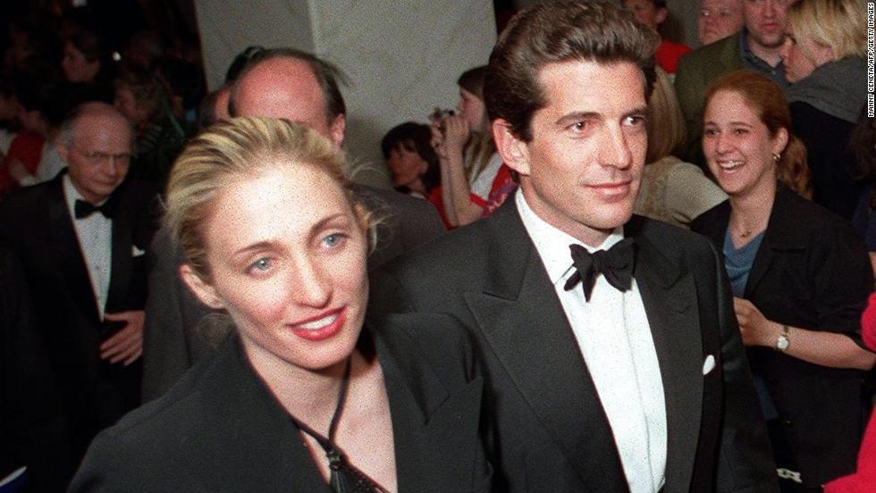 John F. Kennedy Jr. và vợ, Carolyn Kennedy xuất hiện bên nhau vài tháng trước khi thiệt mạng trong một vụ tai nạn máy bay. Ảnh: Historyhit.