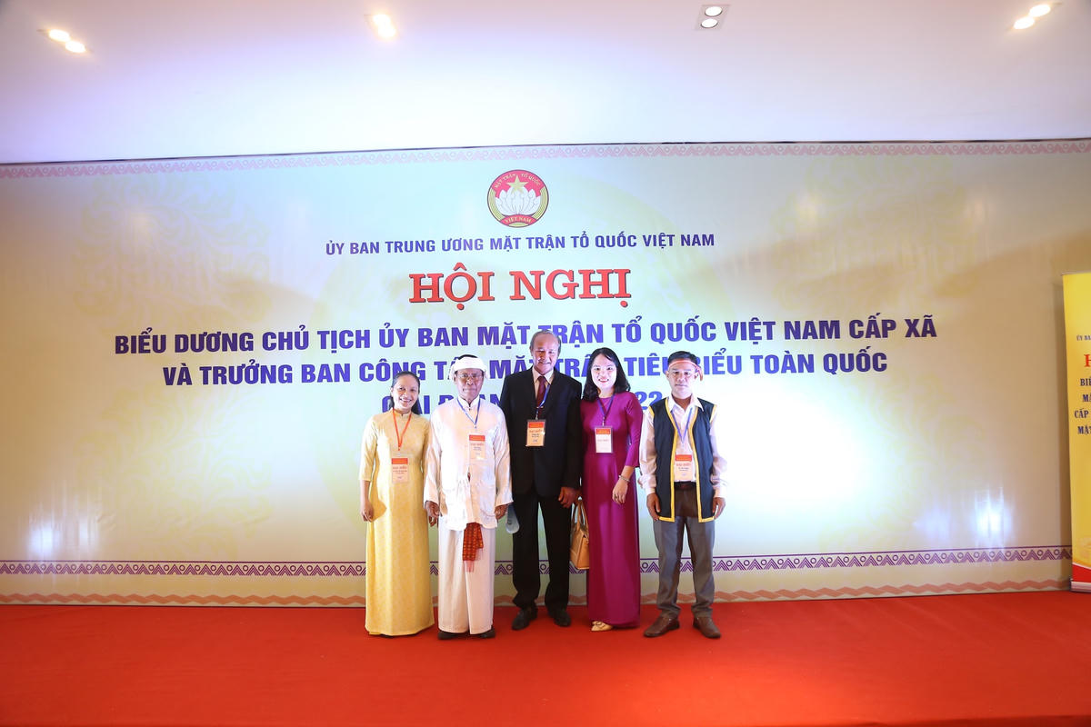 Đại biểu vui mừng, phấn khởi ghi lại những khoảnh khắc đáng nhớ tại Hội nghị.