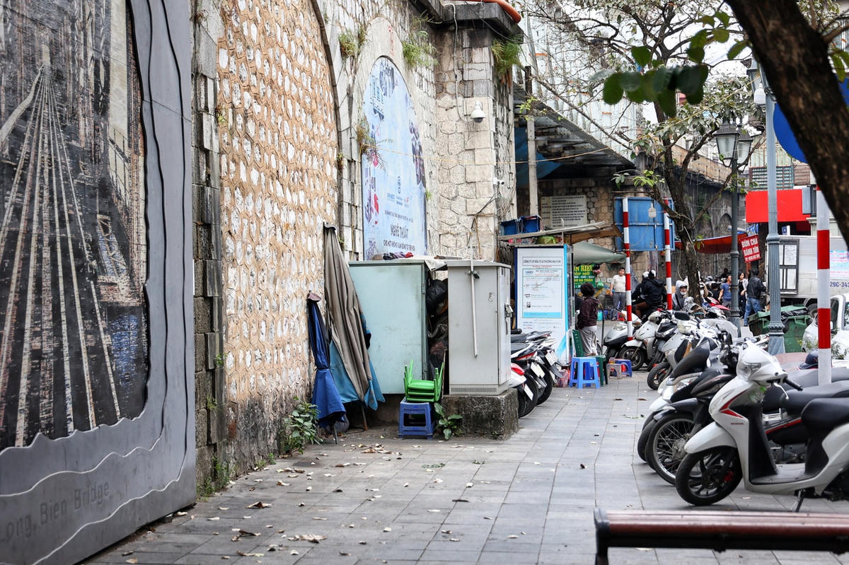 Theo ghi nhận của PV Đại Đoàn Kết Online, sau gần 5 năm hoạt động phố bích họa Phùng Hưng đang dần xuống cấp khi nhiều tác phẩm tranh bích họa trên đoạn phố này có dấu hiệu hư hại, bên cạnh đó không gian vỉa hè bị lấn chiếm nghiêm trọng.