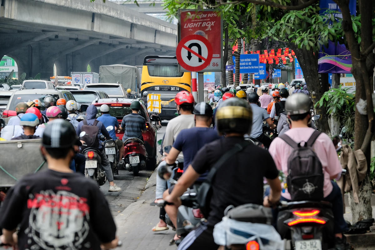Đa phần, các phương tiện di chuyển phải đi kiểu "rùa bò" do tình trạng ùn tắc kéo dài.