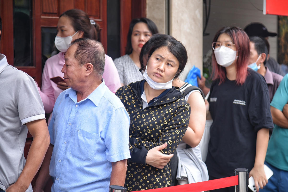 Nhiều người trông ngóng chờ đến lượt.