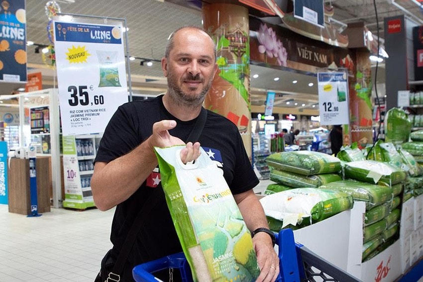 Gạo Việt Nam được người tiêu dùng chọn mua tại một siêu thị ở Pháp. Nguồn: PLTPHCM.