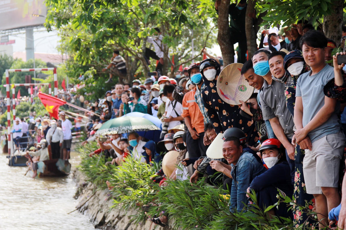 Khán giả tỏ ra rất phấn khích.