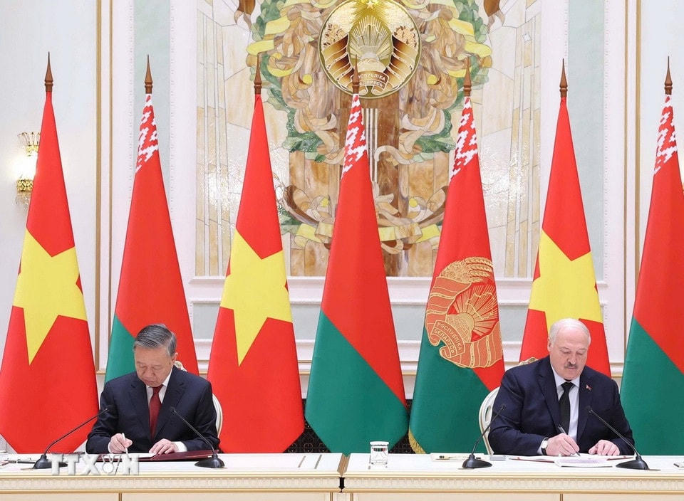 Tổng Bí thư Tô Lâm và Tổng thống Aleksandr Lukashenko ký Tuyên bố chung về việc thiết lập quan hệ Đối tác chiến lược Việt Nam-Belarus. (Ảnh: Thống Nhất/TTXVN)
