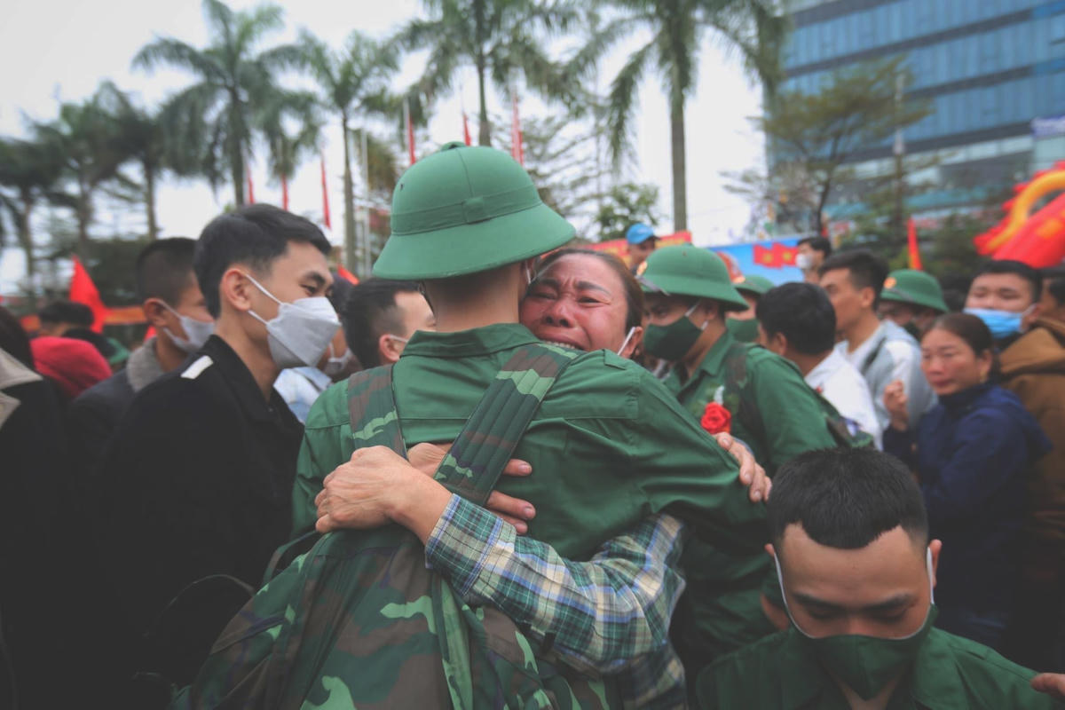 "Hoàn thành tốt nhiệm vụ nhé con trai"